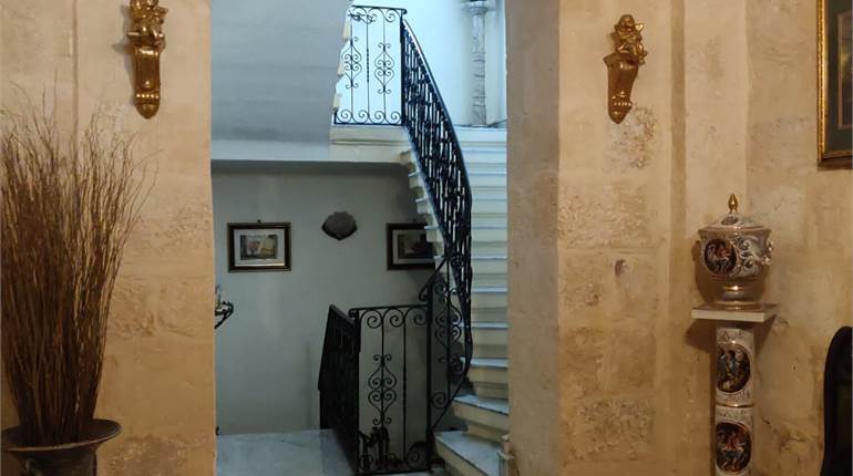 Paola - 6 Bedroom Townhouse + Airspace 