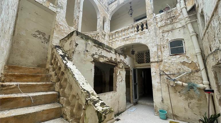 Zebbug - TownHouse + Central Court Yard + Garage