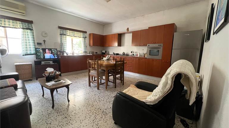 Fgura - Furnished 3 Bedroom 1st Floor Apartment 