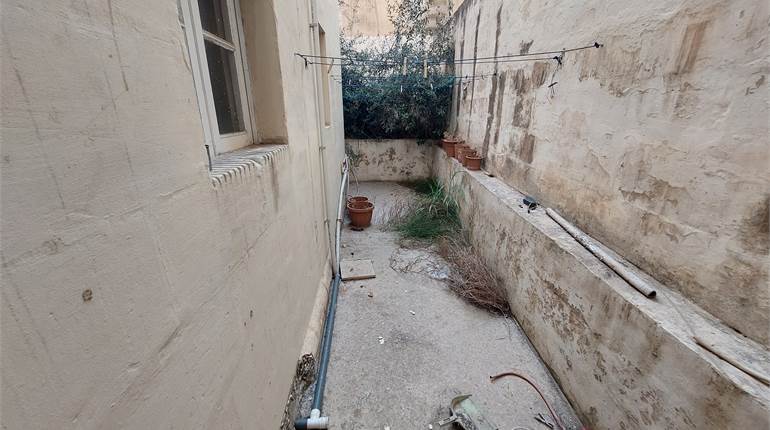 Paola - 2 Bedroom Townhouse + Backyard + Garage