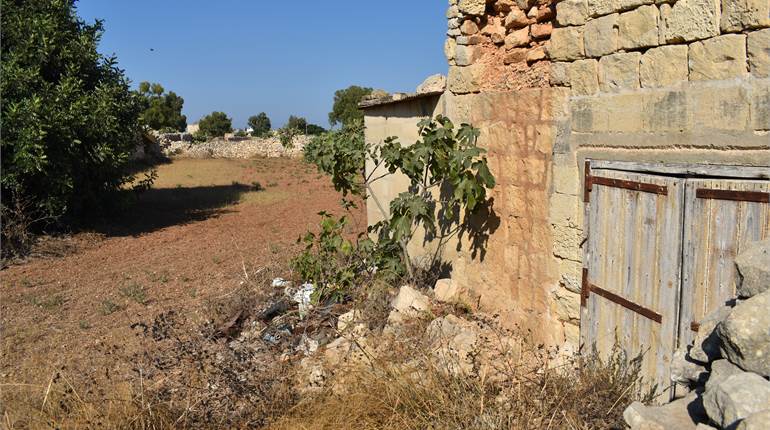 Zejtun - Unconverted Townhouse + Fields + Distant Seaview