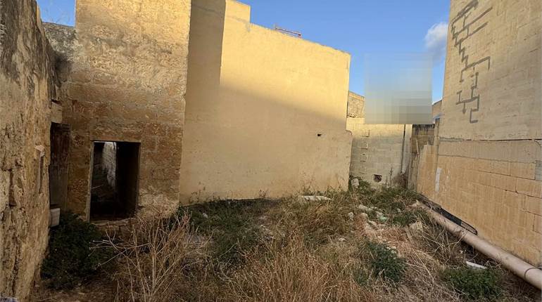 Birkirkara - Unconverted Townhouse + Garden 