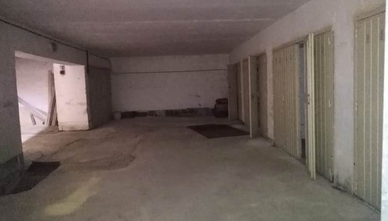 Zabbar - lot of 5 - 1 car garages+1 4 car b/level