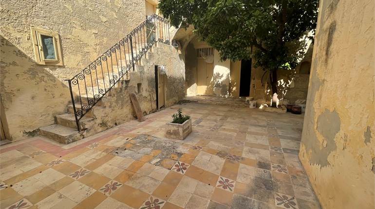 Zejtun - Town House in a UCA area