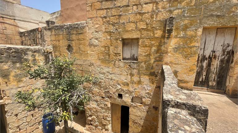 Zabbar - Unconverted Townhouse UCA area 