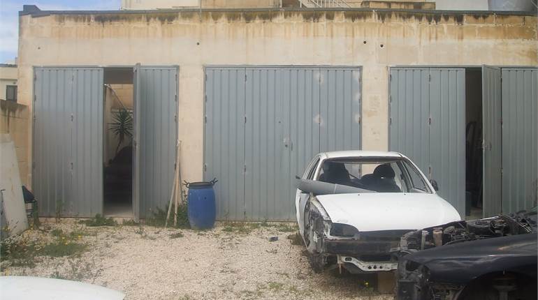 Zebbug - 3 garages with front yard 