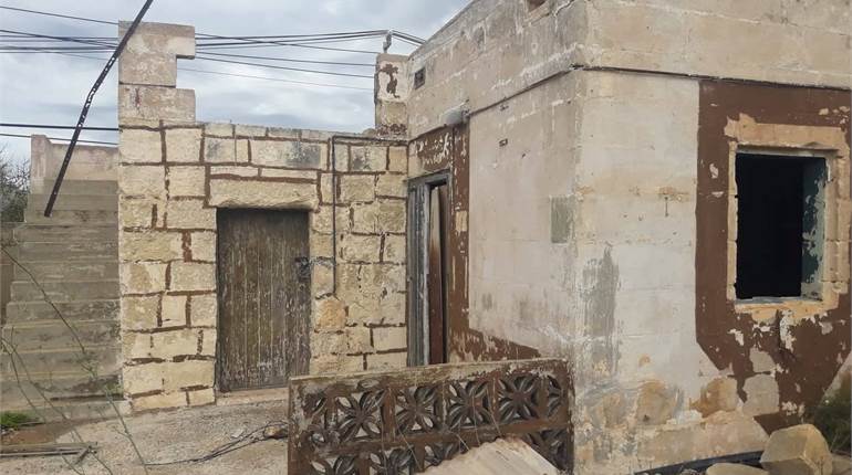 Naxxar -  4 Tumoli of Land with rooms